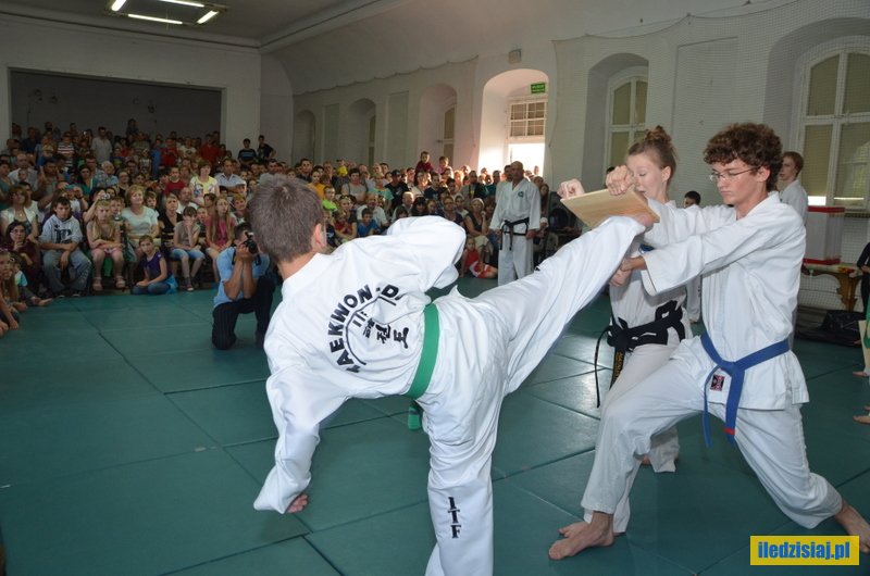młody maciej piekarski podczas treningu teakwondo